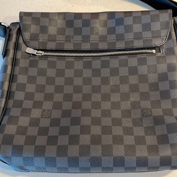LOUIS VUITTON
DAMIER GRAPHITE DISTRICT MESSENGER MM - Picture 6 of 9